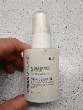 A Defiance Skin Detailer Spray - White